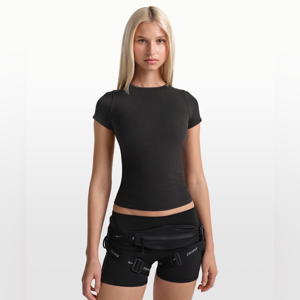NikeSKIMS Ribbed Seamless Short Sleeve Top